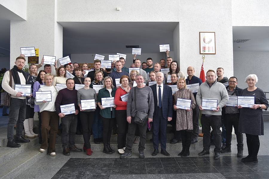 Вручение сертификатов и свидетельств о повышении квалификации по программе «Управление закупками на конкурсной основе»
