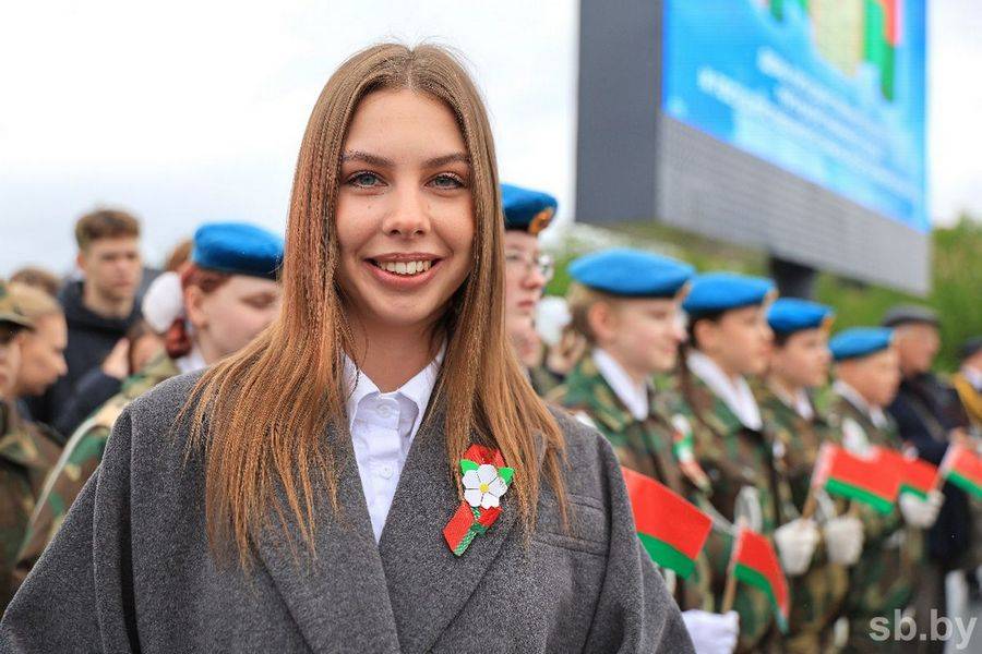 Пронесли 100-метровый флаг и коллективно исполнили гимн — в Витебске чествовали символы страны                                                                                                                                                             