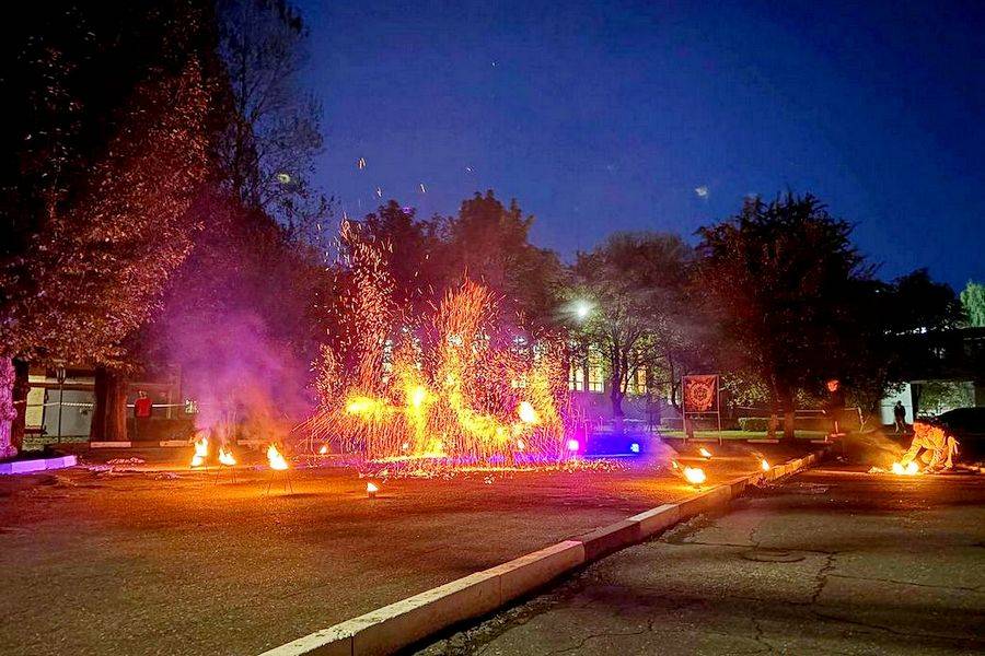 Огненное шоу и танцы Поднебесной во дворе ВГТУ 